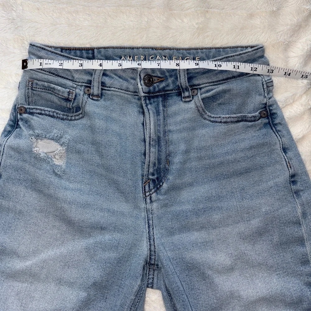 American Eagle Outfitters Mom Jean Size 0 Short Distressed Light Wash Denim
